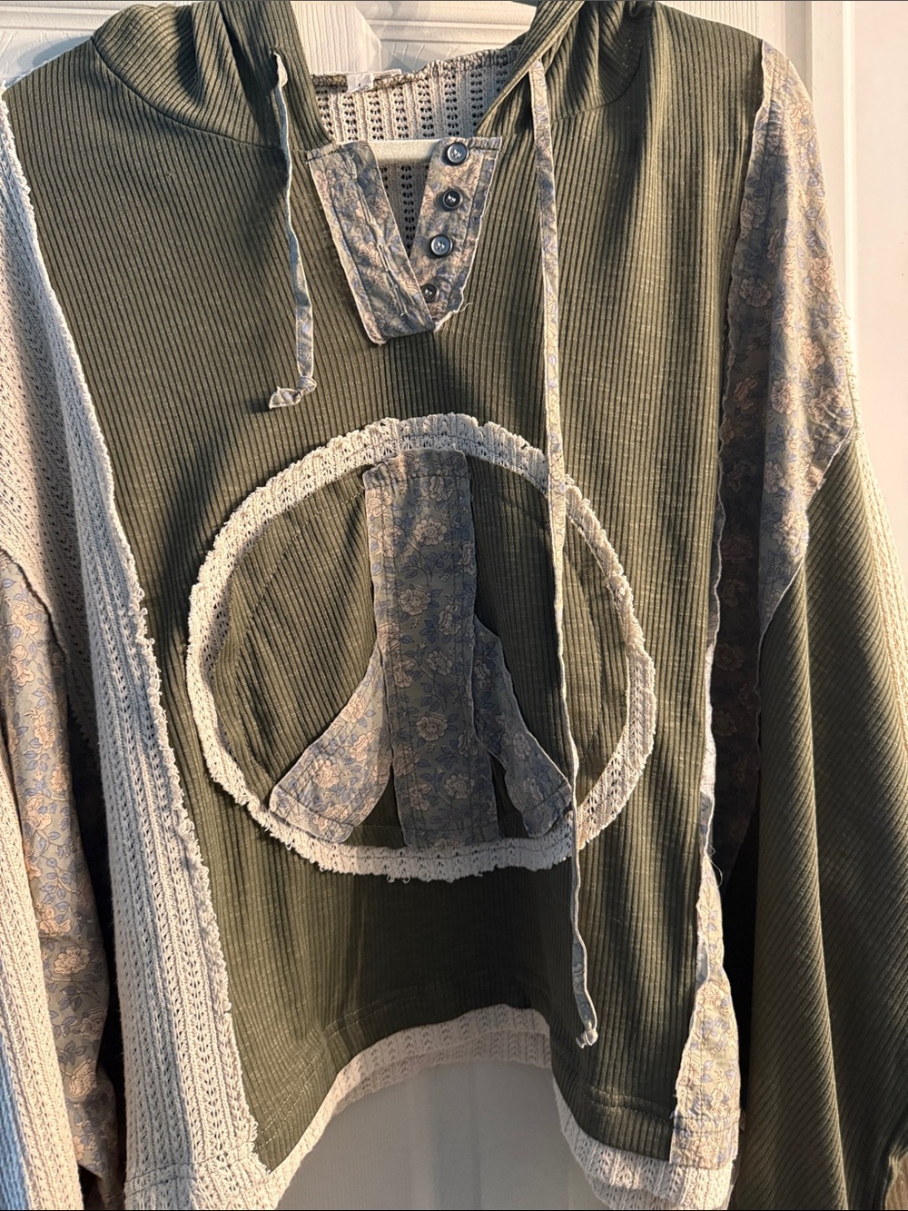 POL Olive & Beige Floral Crochet-Back pullover Boho style with peace sign
